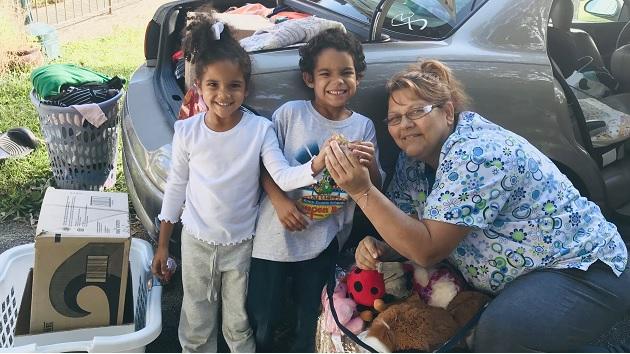 Over Easter 2021, this Tennessee family became the first to move into Family Promise of Knoxville's Enbridge Bright Futures House of Hope. 女人和两个孩子手牵手