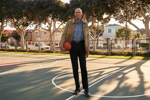 Bristol Myers Squibb-Pfizer Alliance (Photo: Bristol Myers Squibb) 卡里姆·阿卜杜勒·贾巴尔(Kareem Abdul-Jabbar)在篮球场上显示。