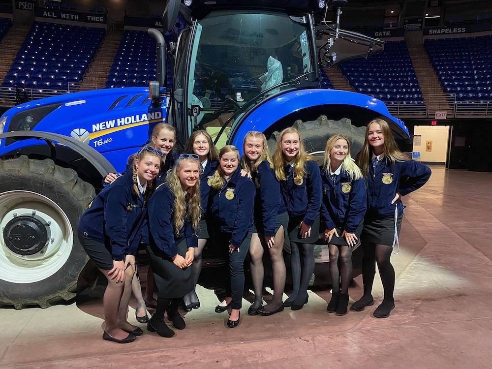 New Holland and Raven donate precision agriculture technology demo simulators to FFA chapters 群年轻女性在新荷兰拖拉机