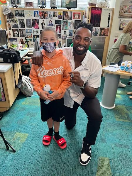 Colton Hall, 9, who was diagnosed with leukemia, gets a visit from former NFL star Calvin Johnson at Aflac Cancer and Blood Disorders Center in Atlanta Sept. 1. Courtesy The Hall Family. Colton Hall九岁诊断白血病后访问亚特兰大Aflac癌症和血液失序中心前NFL星Calvin Johnson开工礼堂家庭
