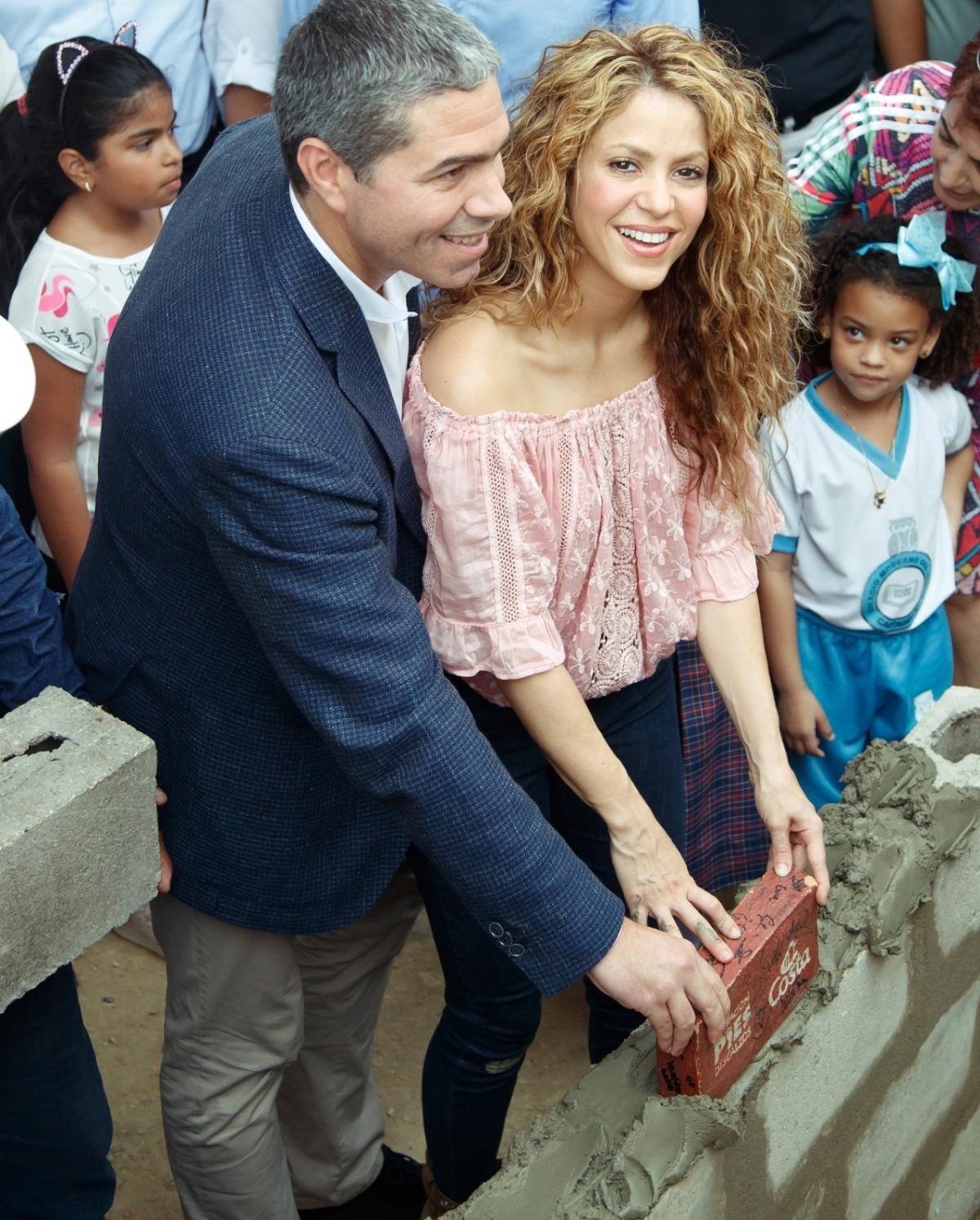 Shakira & Dario Rustico, General Manager Sales & Marketing South America at Costa Cruises, laying the