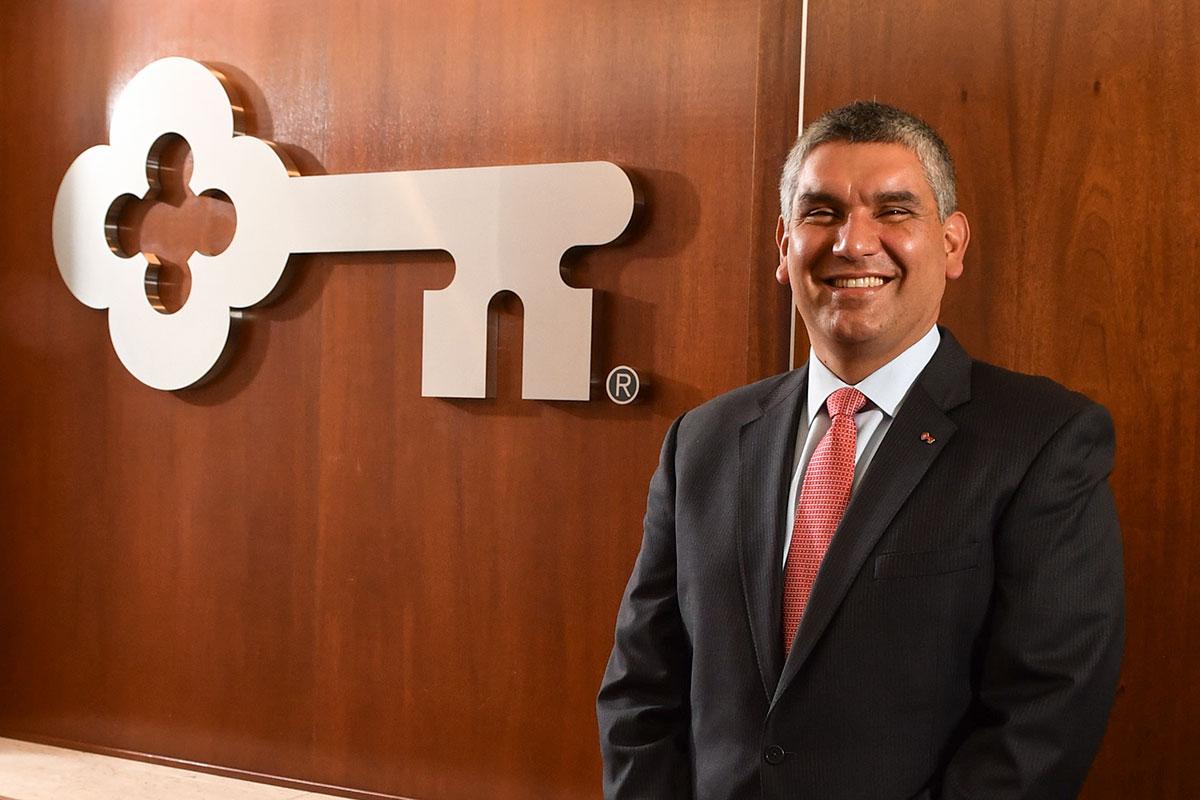 Photo: Juan Gonzalez, KeyBank’s Central Indiana Market President and Business Banking Sales Leader. 总统胡安·冈萨雷斯KeyBank印第安纳州中部市场和商业银行销售的领导者