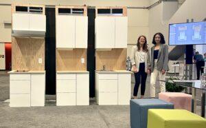 Kit Switch Founders Armelle Coutant and Candice Delamarre stand next to their modular kitchen units. Image courtesy of Kit Switch 旁边两人站在一起的组件
