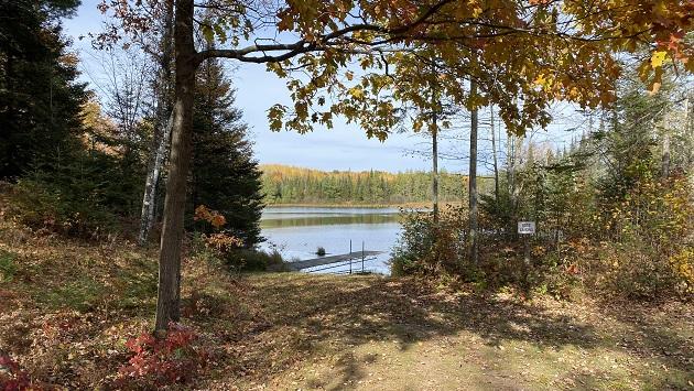 SCOPE will be improving lakeside access at this boat landing, and building an outdoor classroom paviliion, in Sawyer County, WI in the summer of 2023. 一艘小船在森林地区着陆。