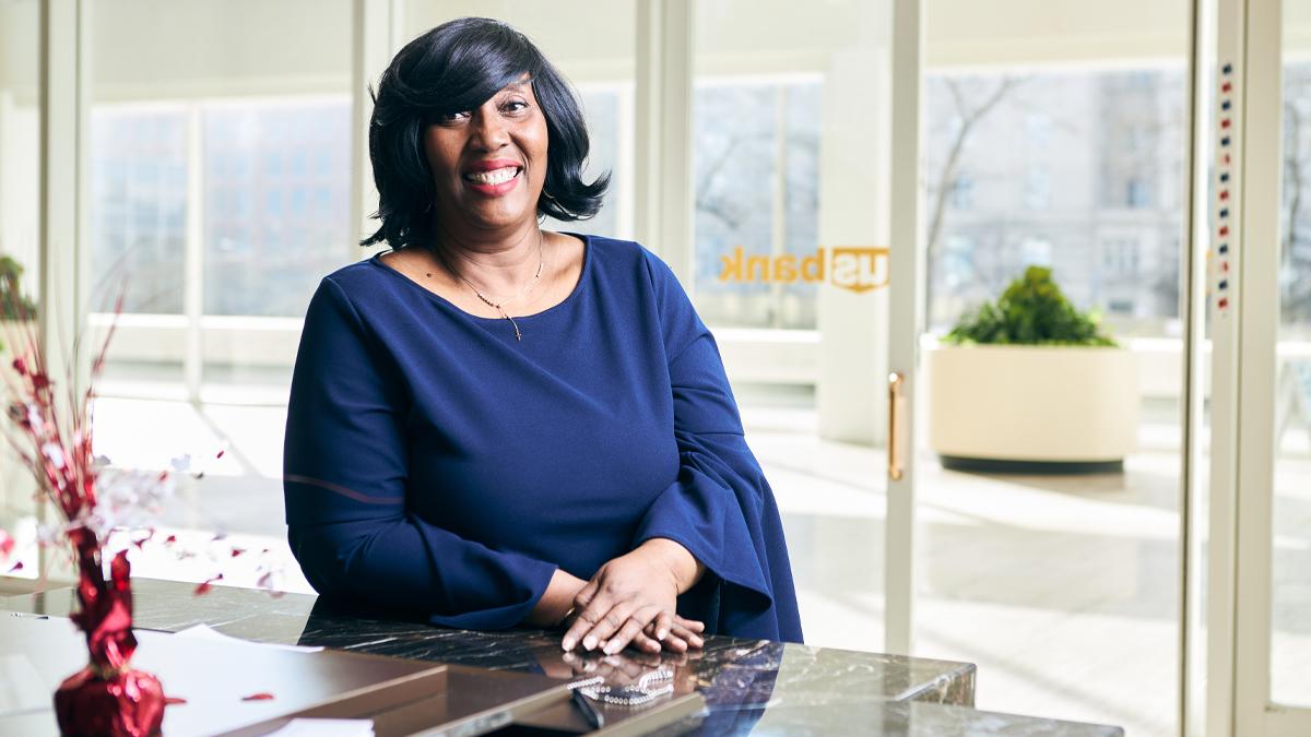 Tracy Egerson, who is part of a U.S. Bank program to create future mortgage leaders who represent all the communities the bank serves, at her Milwaukee office. 特雷西Egerson靠在一个黑暗的大理石柜台。大窗户。