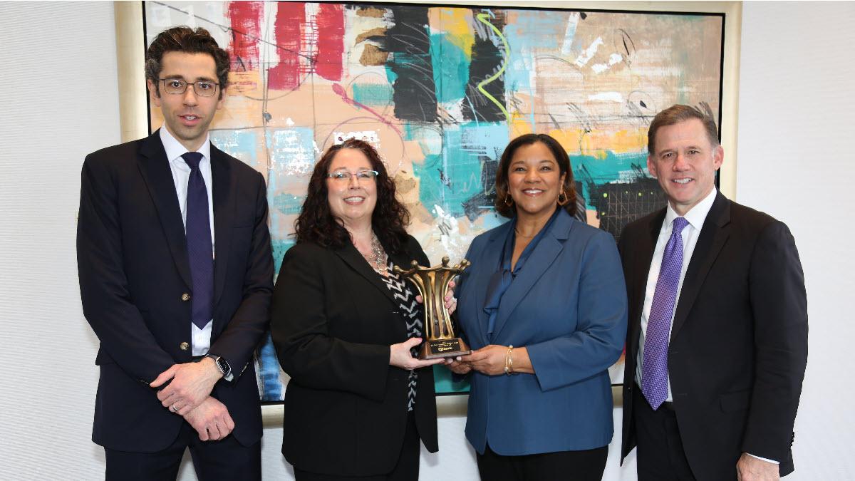 Employees from U.S. Bank presented the Invested in Diversity Award to Alston & Bird in Atlanta on Feb. 16. 员工从美国银行投资的多样性给阿尔斯通&鸟2月16日在亚特兰大。