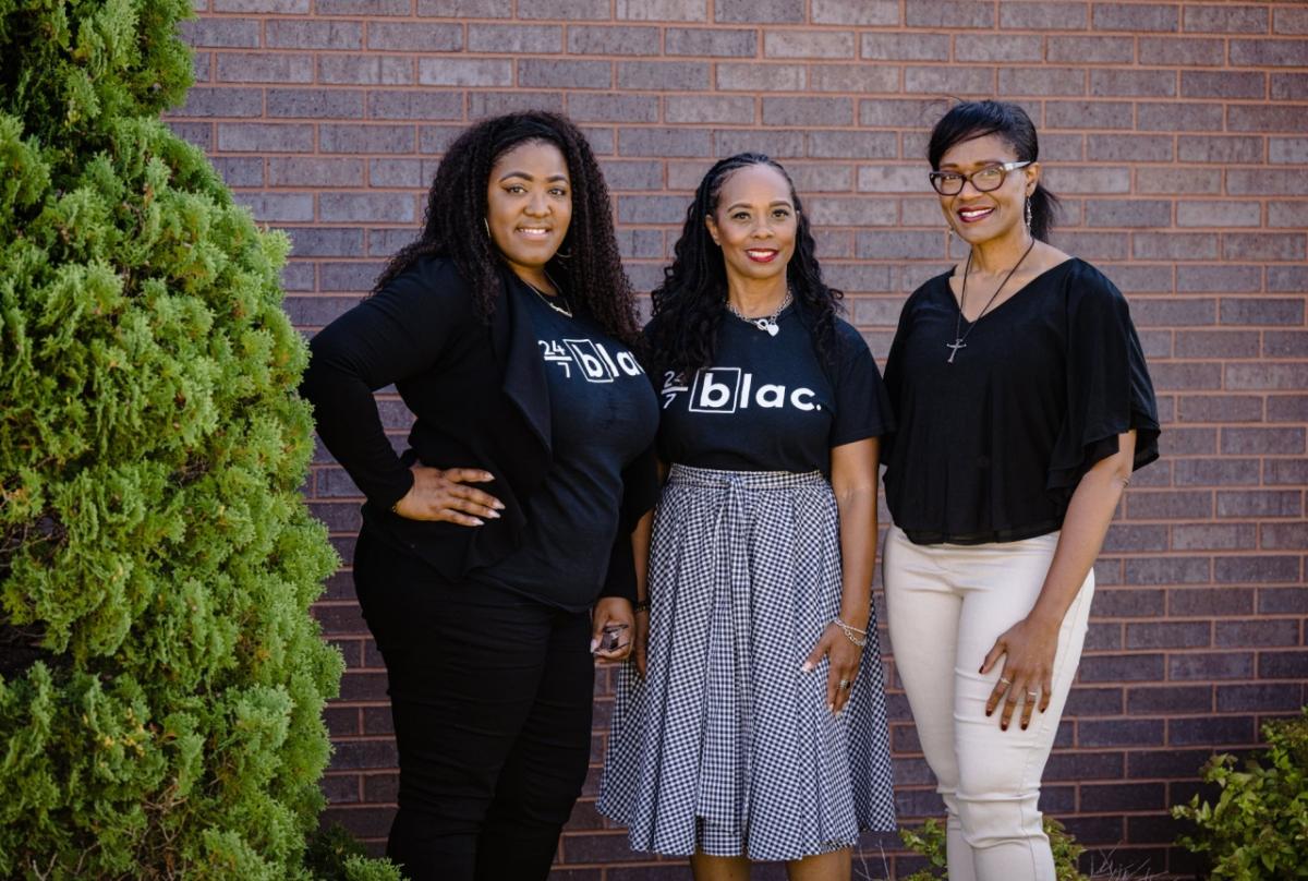 Photo: From left to right: 24/7 Blac leaders Joy Briscoe (Executive Director), Sharina Sallis (President) and Reshonda Young (Accelerator Director) 从左到右:24/7 Blac领导人欢乐电话(执行董事)、Sharina Sallis(总统)和Reshonda年轻(加速器主任)