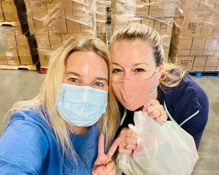 L to R: Luciana Powell, a fellow AppD employee, and Jamelyn volunteering at the North Texas Food Bank during pandemic L R:她曾鲍威尔,一个批准的员工和Jamelyn志愿大流行期间在北德克萨斯食品银行