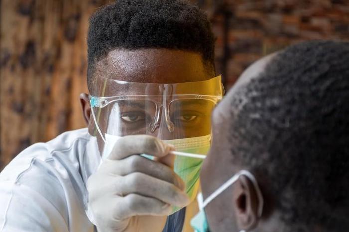 Medical personnel in Nigeria take a nasal swab for COVID testing.Credit: Confidence Nzewi / Alamy Stock Photo 医务人员在尼日利亚COVID测试鼻拭子。
