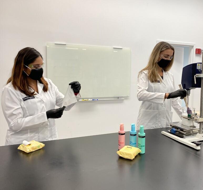 Pictured (L-R): Neutrogena Scientists Marcee Martinez and Olivia Schultz