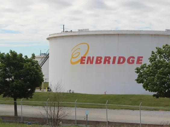 Enbridge facility on Plank Road in Sarnia. PHOTO BY FILE PHOTO/THE OBSERVER. Image courtesy of Financial Post. 大型户外贮槽,安桥公司标识
