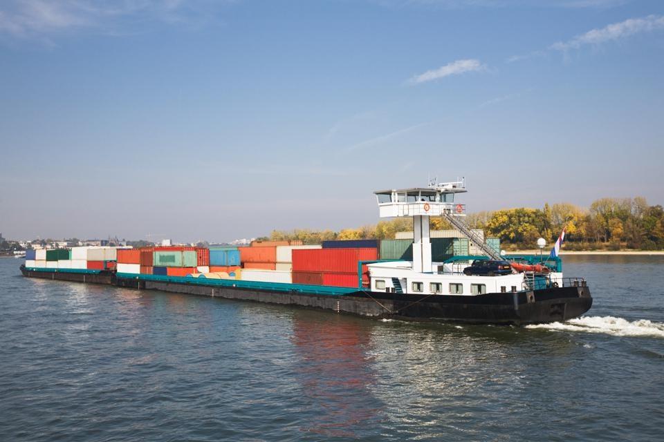 Image courtesy of Forbes. With connected data, transportation providers like barge operators can quickly respond to droughts and other unplanned weather events that could delay shipments. GETTY 用容器的水驳船
