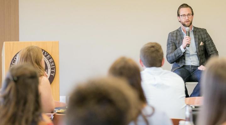 Matt Prince speaking to college students; provided by Matt Prince 类的人在众人面前说话