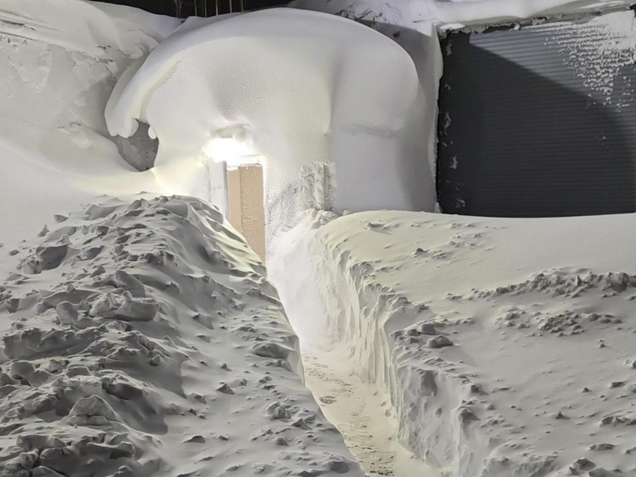 在3m设施的入口处下雪。