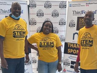 （L-R）：Rockwell Automation的Tyrone Windham，Aaliyah Brown和Marzell Brown。Marzell帮助计划了STEM活动。