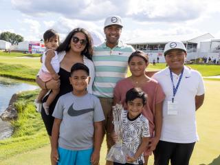 职业高尔夫球手托尼·芬瑙（Tony Finau）和他的家人。