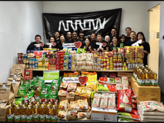 箭头的雇员在新加坡帮助食品银行