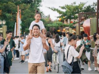 一个孩子在他的肩上。