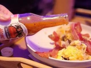 Salce被添加到鸡蛋和熏肉。