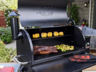 Traeger Pro 780 WiFi颗粒烤架和吸烟者。