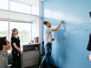 合成生物学副总裁MichaelKöpke与Lanzatech科学家Alex Mueller和Laura Cook一起起草了遗传回路。