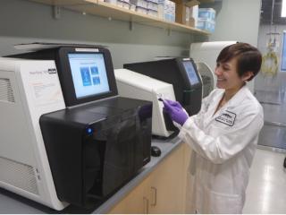 高级研究助理詹妮弗Polinski使用Illumina公司500年NextSeq Illumina公司MiSeq,她的研究不可或缺的一部分。