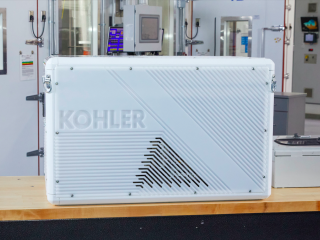 Kohler品牌的引擎坐在桌子上