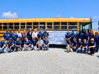 员工在草原狼Stuff-the-Bus事件