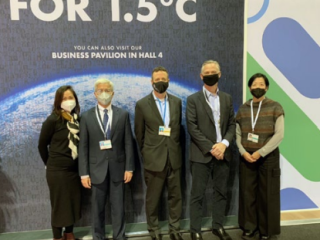 一组五人在职业装,前面“1.5度”的横幅。都是带医用口罩。