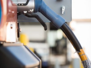 汽车电动充电器插入