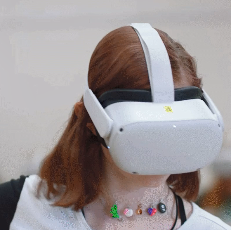 人使用VR头板控制器