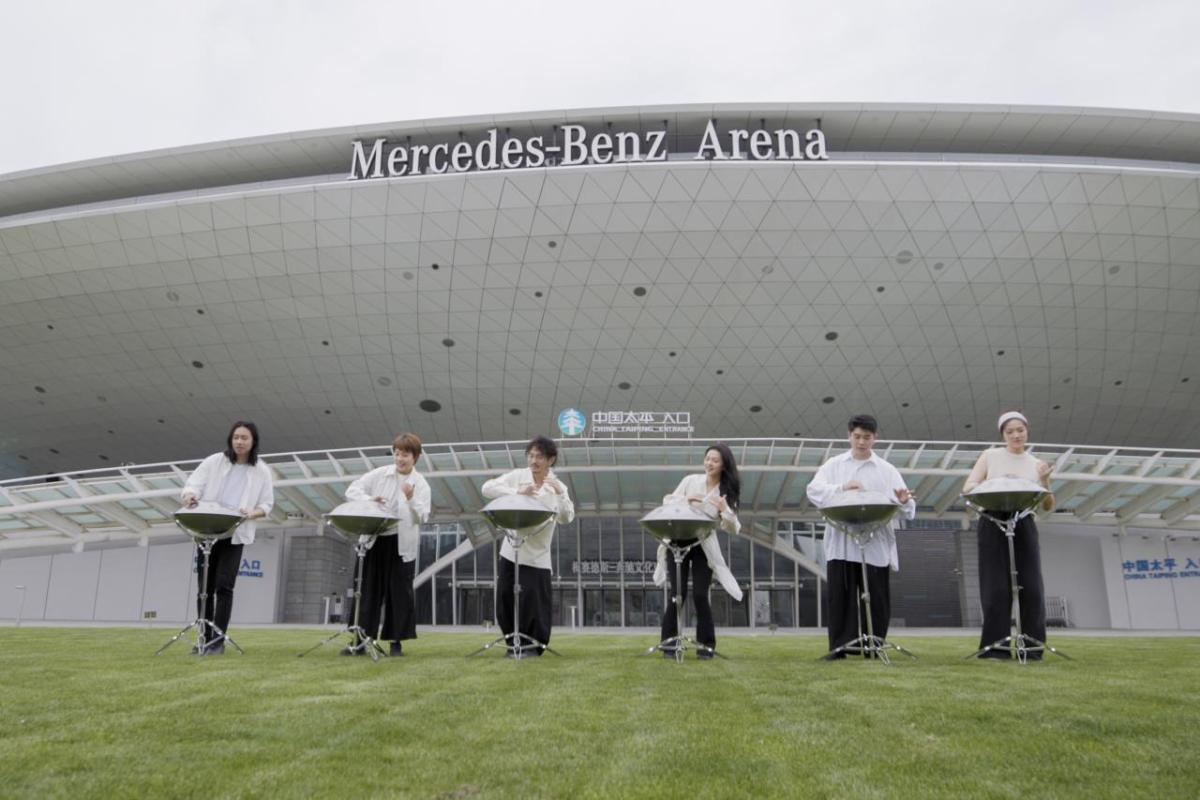 以太乐队表演的梅赛德斯-奔驰(mercedes - benz)上海舞台。