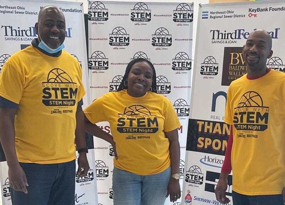 （L-R）：Rockwell Automation的Tyrone Windham，Aaliyah Brown和Marzell Brown。Marzell帮助计划了STEM活动。