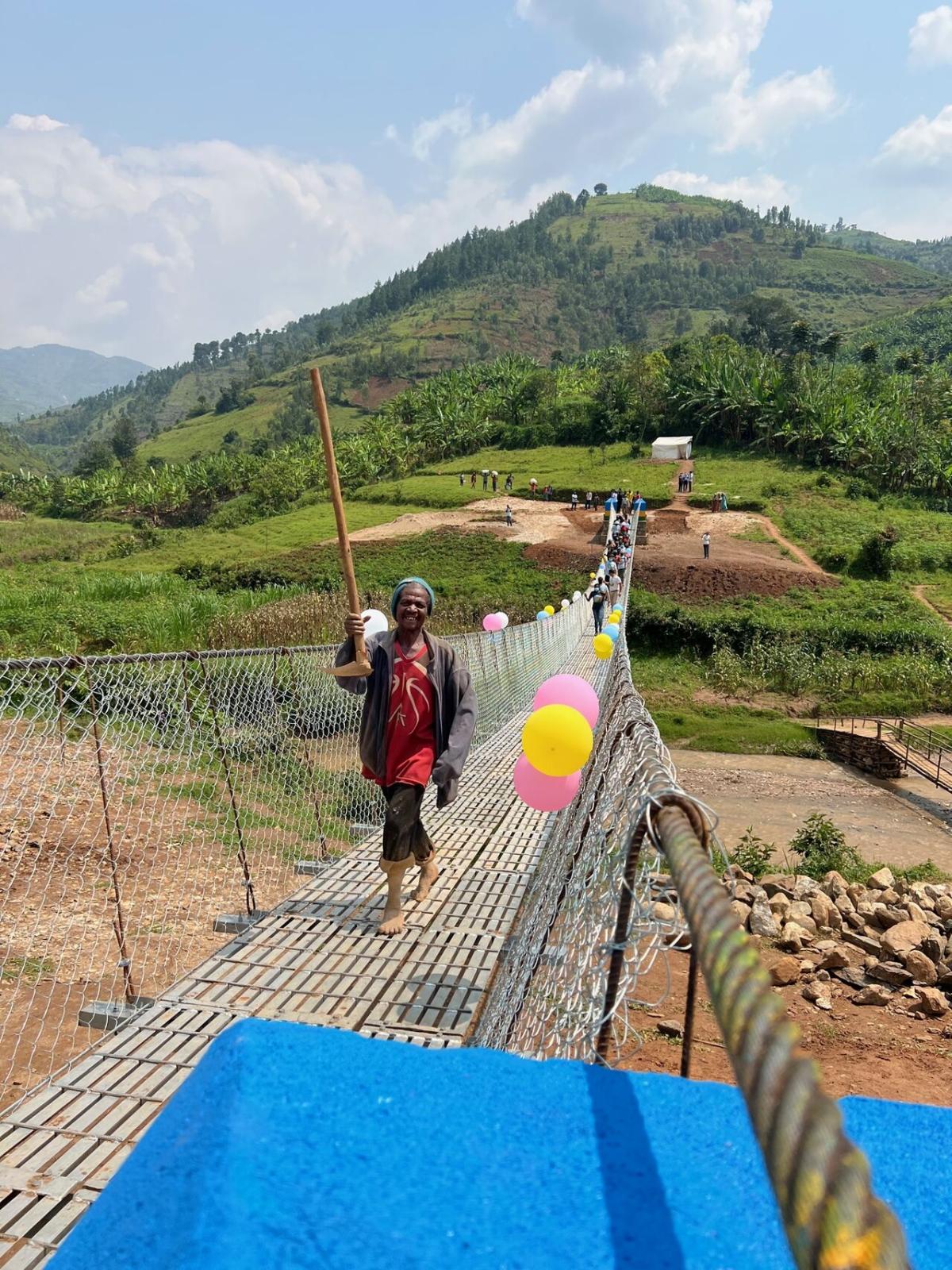 当地使用Kagarama悬桥在卢旺达