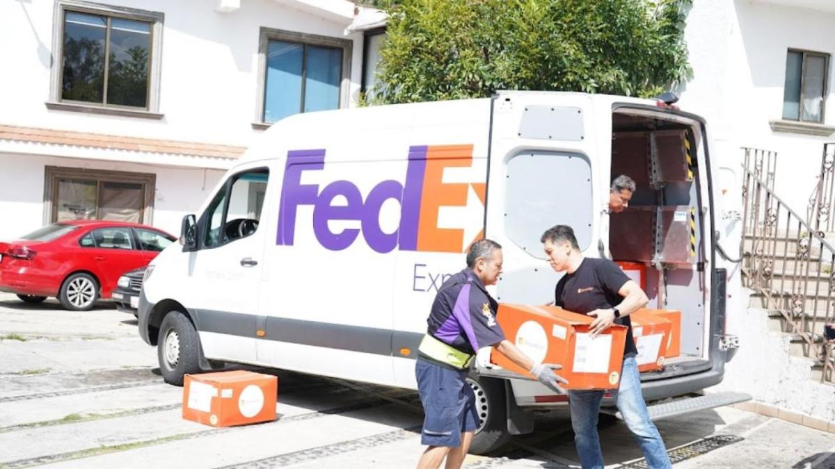 FedEx卡车卸载用品