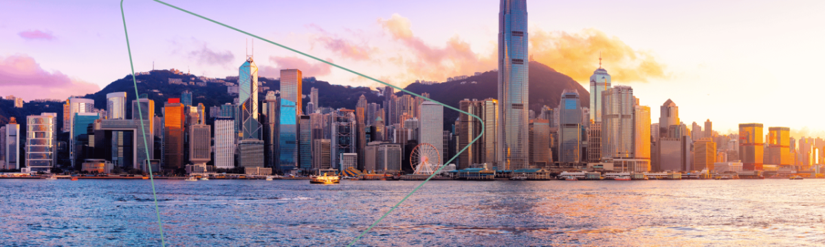 一大片水,一艘船在码头,呜咽的城市天际线高大的摩天大楼到海岸线。高大的山和落日的背景。