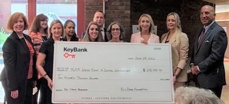 群人举行大型KeyBank检查