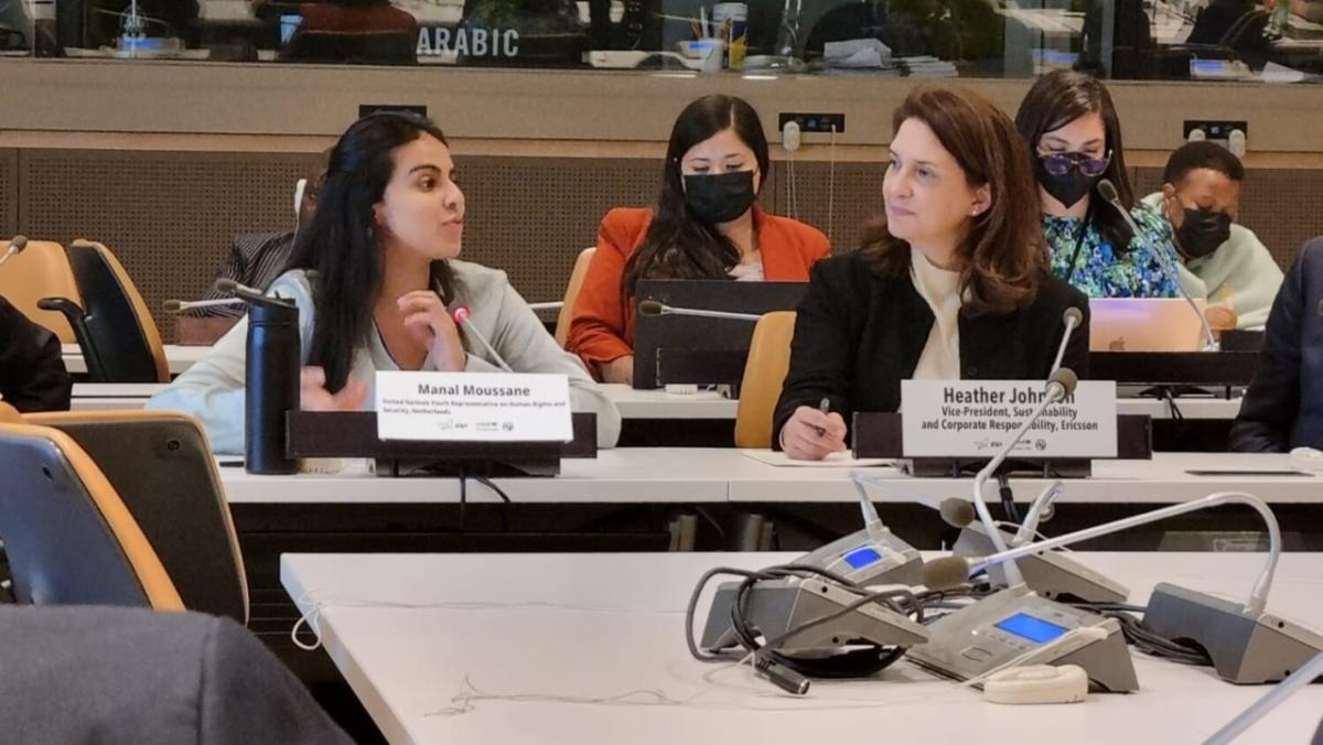 Manal Moussne坐在Heather Johnson旁边长表,其他成员坐在后表