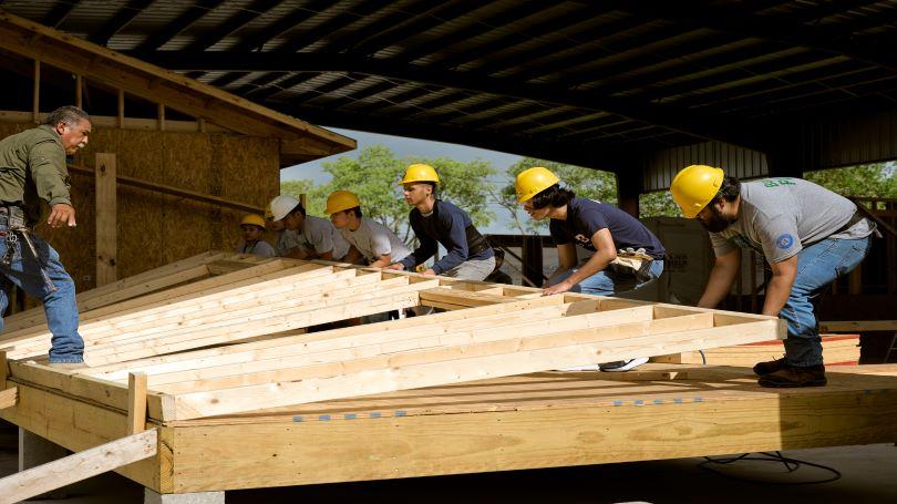 建筑工人建立MiCASiTA回家。
