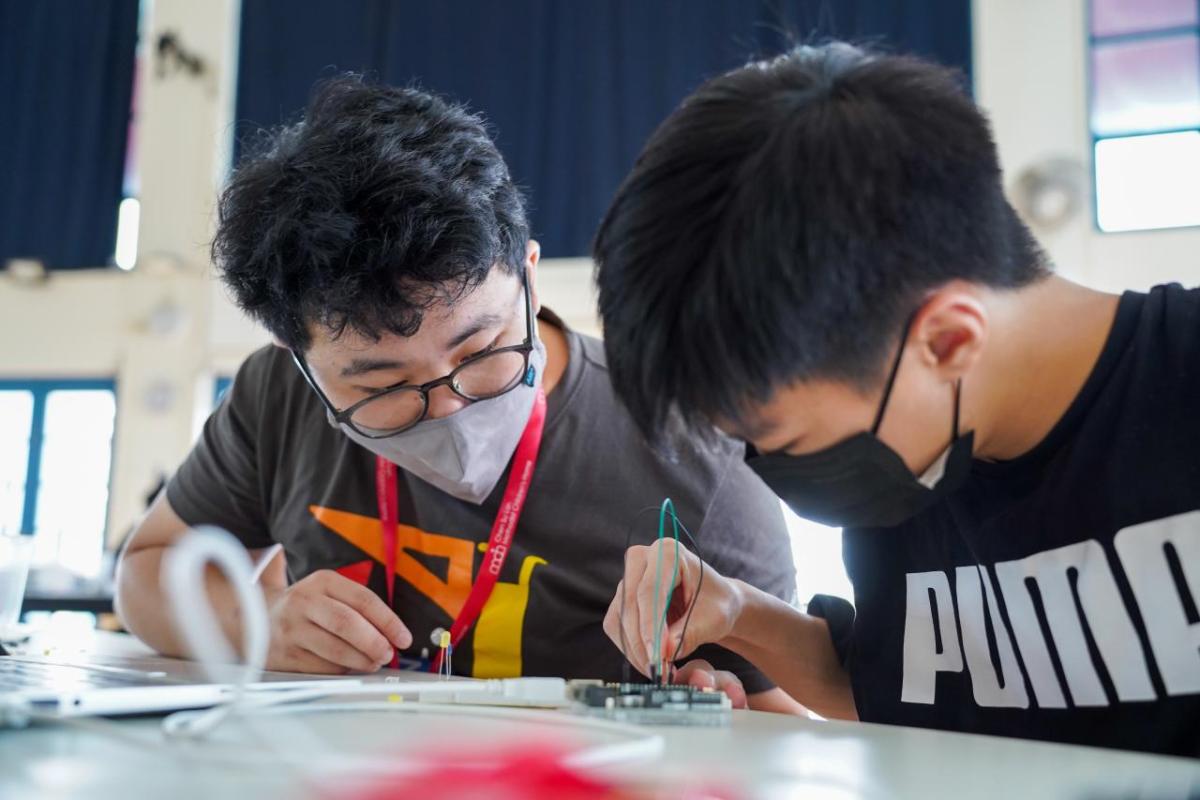 两个学生在机器人工作