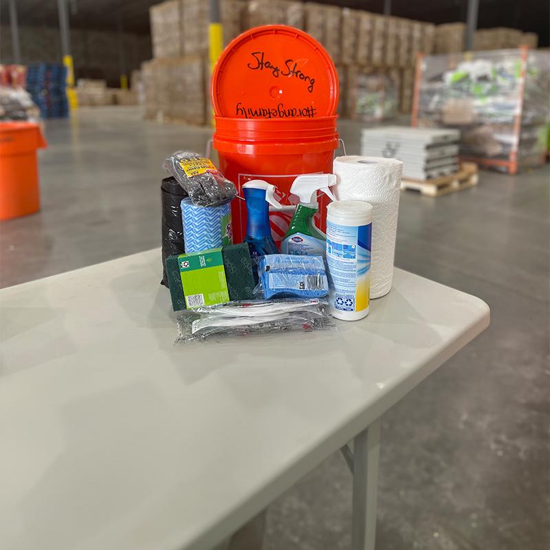 家得宝(Home Depot)灾难工具包:桶、垃圾袋、洗手液和面罩。