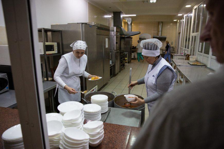 两人从厨房提供食物