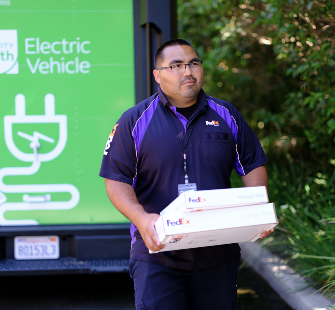 FedEx雇员带2个送箱