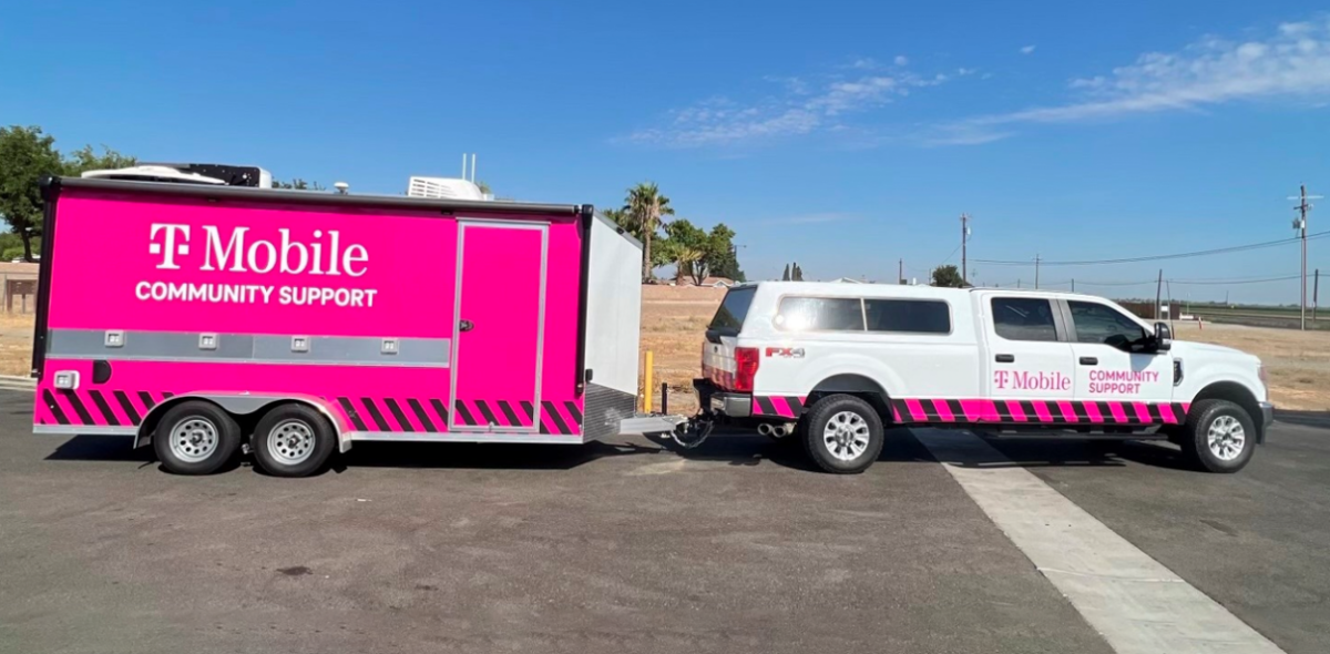 TMobile社188bet网址怎么打不开区支持在路上卡车和粉红色拖车