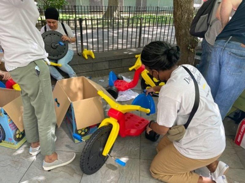 以外的人组装小三轮车