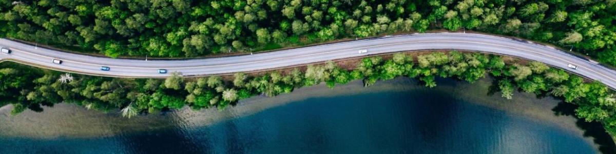 蜿蜒的海岸公路汽车的鸟瞰图。
